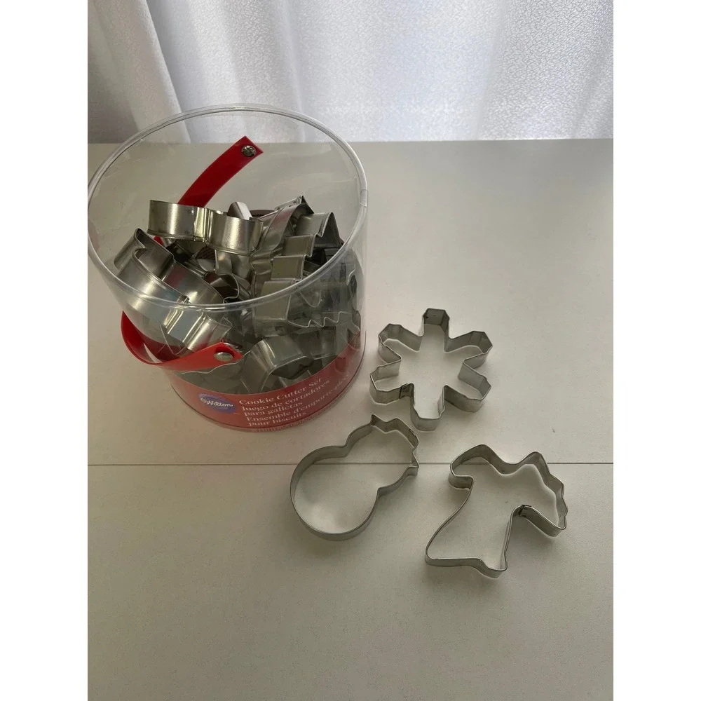 Wilton 18 Piece Metal Holiday Cookie Cutter Set Christmas‎ Shapes Storage Bucket